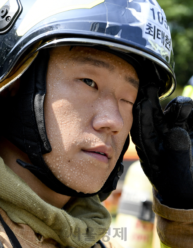 3일 오전 서울 서초동 훈련장에서 열린 서울소방학교 제108기 신규임용자과정 훈련에서 한 소방관 얼굴에 땀이 가득 차 있다./송은석기자