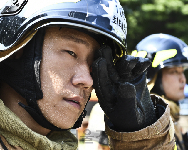 3일 오전 서울 서초동 훈련장에서 열린 서울소방학교 제108기 신규임용자과정 훈련에서 한 소방관 얼굴에 땀이 가득 차 있다./송은석기자