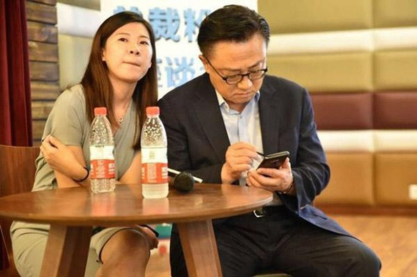 고동진(오른쪽) 삼성전자 IM부문장(사장)이 중국에서 갤럭시 노트9으로 추정되는 제품을 사용하고 있다. /셩닌 웨이보 캡처