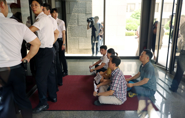옛 통합진보당 당원들이 3일 서울 서초동 대법원청사 로비 앞에서 연좌 농성을 벌이고 있다. /연합뉴스