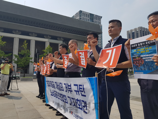 3일 서울 광화문 세종대왕상 앞에서 열린 ‘최저임금 재심의 거부 규탄 소상공인연합회 기자회견’에서 최승재(오른쪽 다섯번째부터) 소상공인연합회 회장, 이근재 소상공인연합회 부회장, 홍종흔 대한제과협회 회장 등 10명이 2019년도 최저임금 확정안을 비판하며 주먹을 흔들고 있다./심우일기자