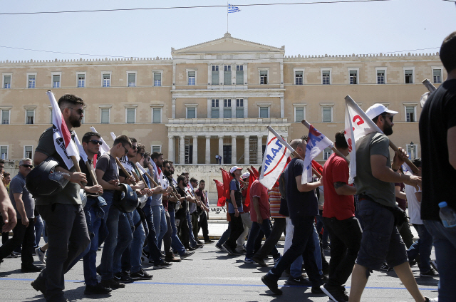 그리스 노동자들이 지난 5월30일(현지시간) 수도 아테네 도심의 의회 건물 앞에서 추가 긴축에 항의하는 시위를 벌이고 있다.  /아테네=AFP연합뉴스
