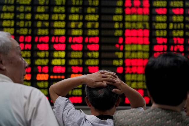 중국 투자자들이 지난 6월 20일(현지시간) 상하이에서 주식 시세판을 바라보고 있다. /상하이=로이터연합뉴스
