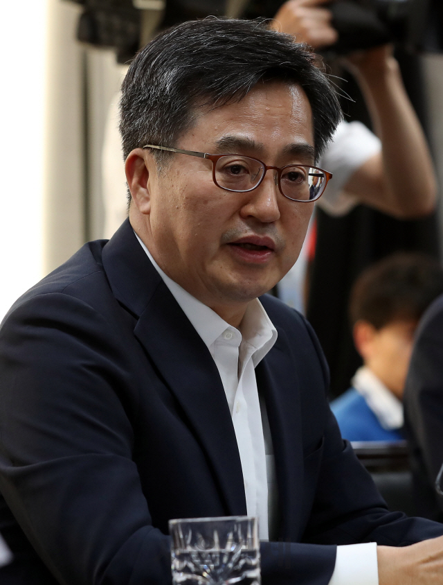발끈한 김동연 ‘삼성 투자 구애 말라’에 유감 표명