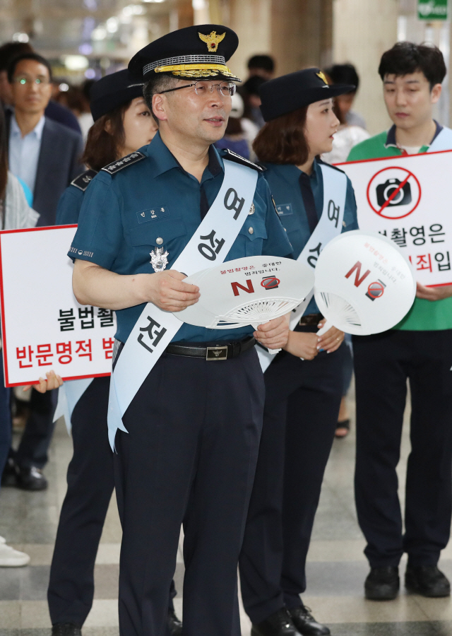 민갑룡 경찰청장이 3일 오후 서울 종로구 4호선 혜화역을 방문, 여성안전 및 불법촬영 근절 캠페인을 하고 있다./연합뉴스