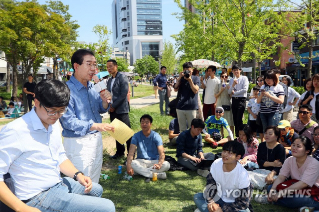 박원순 서울시장이 후보 시절이었던 6월2일 서울 마포구 동교동 연트럴파크에서 시민들과 일상에서 진정한 작은 행복을 찾는 소확행을 주제로 이야기를 나누고 있다/연합뉴스