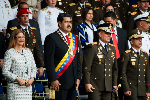 니콜라스 마두로(왼쪽 두번째) 베네수엘라 대통령이 수도 카라스에서 4일(현지시간) 열린 국가방위군 창설 81주년 행사에 참석하고 있다. 드론의 암살 공격으로 추정되는 폭발음이 들리기 이전의 모습이다./카라카스=신화통신연합뉴스