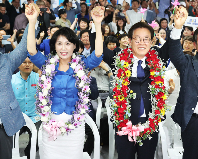 6·13 지방선거에서 이재명 더불어민주당 경기도지사 후보와 부인 김혜경씨가 당선이 확실해지자 경기도 수원시 팔달구 선거사무소에서 손을 맞잡고 승리를 자축하고 있다. /연합뉴스