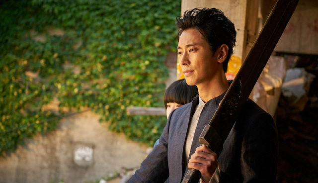 배우 주지훈이 영화 ‘신과 함께2’에서 과거의 기억을 찾으려는 일직차사 ‘해원맥’으로 열연했다.