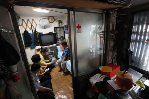서울 영등포구청과 대한적십자사 관계자들이 영등포역 인근 쪽방촌을 찾아 폭염에 지친 주민들의 상태를 살펴보고 있다. /연합뉴스