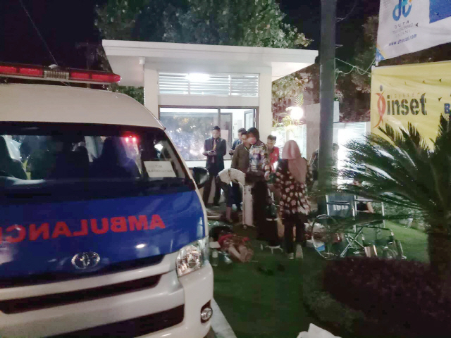 5일(현지시간) 규모 6.9의 강진이 발생한 인도네시아 롬복 섬의 한 호텔 앞에서 구급 대원이 부상자를 옮기고 있다. /롬복섬=로이터연합뉴스