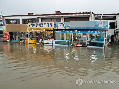 6일 호우경보가 내려진 강원 강릉에 시간당 93㎜의 폭우가 쏟아져 경포 진안 상가가 물에 잠겼다. (사진=연합뉴스)