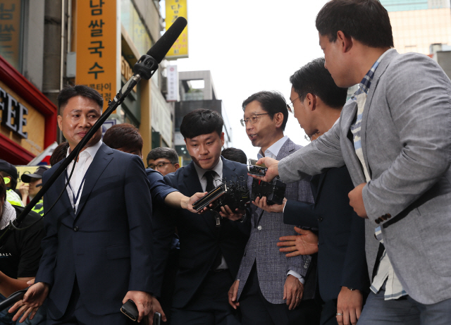 김경수 경남도지사가 드루킹의 댓글조작 행위를 공모한 혐의로 6일 오전 서울 강남구 특검에 출석하고 있다./연합뉴스