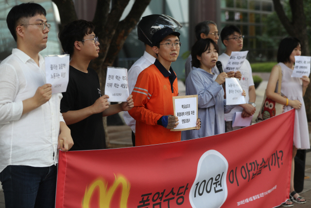 6일 서울 광화문 맥도날드 본사 앞에서 맥도날드 배달 노동자 등이 폭염 대책 마련을 위한 면담을 요청하며 기자회견을 하고 있다./출처=연합뉴스