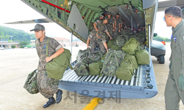 후반기 교육을 수료한 공군 신병들이 6일 CN-235 수송기로 경남 사천을 떠난 배속부대인 원주 기지에 내리고 있다. 공군이 신병 배치에 수송기를 활용한 것은 이번이 처음으로 내년부터 전면 확대될 예정이다.