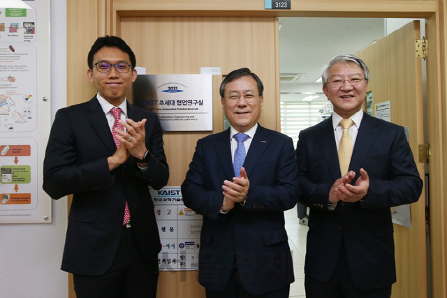 신성철(사진 왼쪽에서 두번째) KAIST 총장이 생명화학공학과 김현욱(〃 첫번째)·이상엽(〃 세번째) 특훈교수와 ‘초세대협업 연구실’ 개소를 축하하고 있다. 사진제공=KAIST