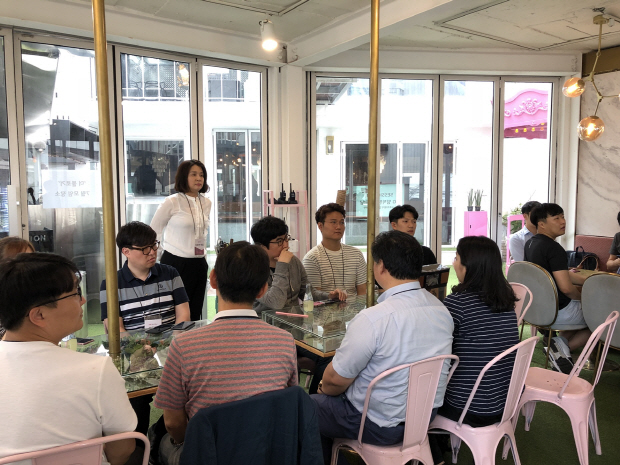 LG전자 소프트웨어(SW) 업그레이드센터 연구원들과 블로거들이 서울 용산 이태원에서 만남을 갖고 LG 스마트폰의 개선점 등에 대해 대화를 나누고 있다./사진제공=LG전자