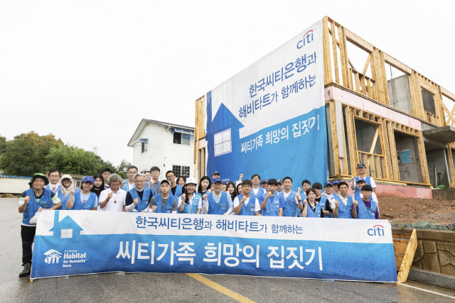 지난 6일 박진회(가운데) 한국씨티은행장이 강원도 삼척시 사랑의 마을 해비타트 건축현장에서 집짓기 봉사활동에 앞서 기념촬영을 하고 있다./사진제공=한국씨티은행