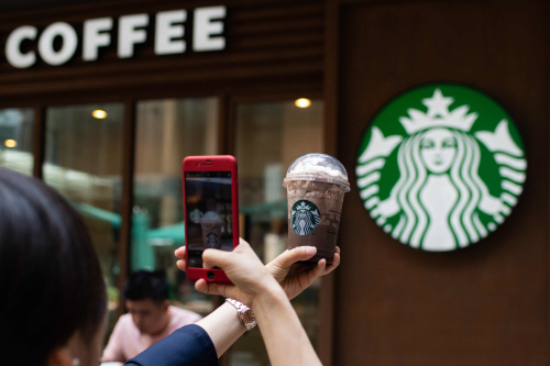 세계 최대 커피 브랜드 스타벅스가 암호 화폐 시장 진출을 본격화한다는 소식이다. /연합AFP