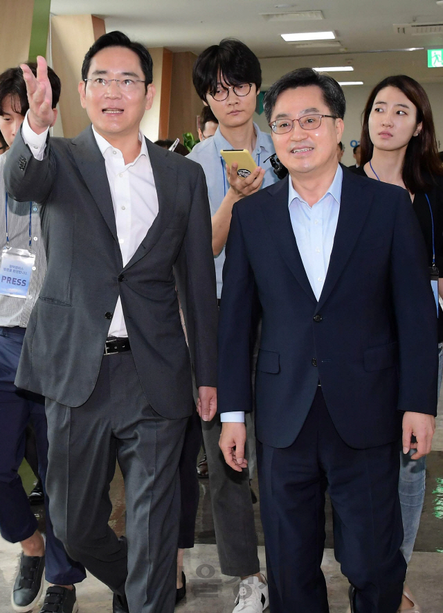 6일 삼성전자 평택캠퍼스를 방문한 김동연(오른쪽) 부총리 겸 기획재정부 장관이 이재용 삼성전자 부회장의 안내를 받으며 간담회장으로 이동하고 있다.   /평택=권욱기자