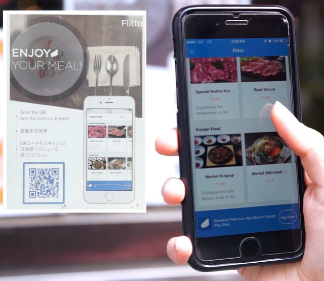 관광객이 ‘플리토’ 서비스를 통해 식당 메뉴를 확인하고 있다.  /사진제공=서울시