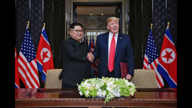 지난 6월 12일 싱가포르에서 열린 첫 북미정상회담에서 김정은 북한 국무위원장과 도널드 트럼프 미국 대통령이 악수하고 있다.