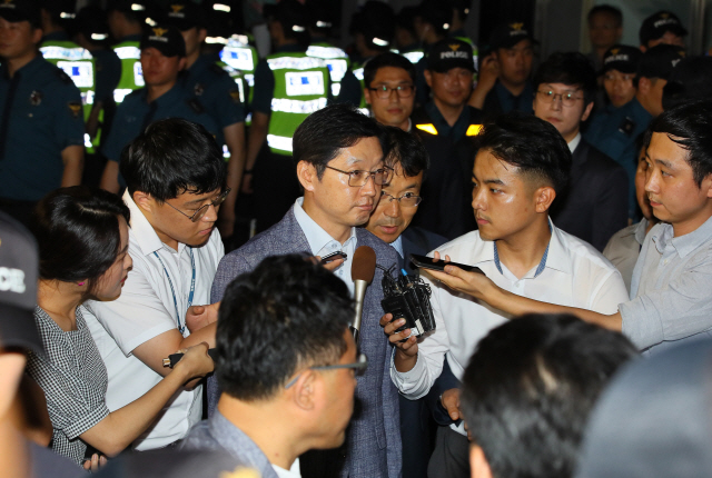 김경수 경남지사가 7일 새벽 서울 강남구 ‘드루킹의 인터넷상 불법 댓글 조작 사건과 관련된 진상규명을 위한 특별검사’ 사무실에서 소환조사를 마친 뒤 귀가하고 있다./연합뉴스