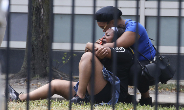 총격 사고가 벌어진 시카고에서 두 여성이 지난 5일(현지시간) 슬퍼하고 있다. /시카고=AP연합뉴스