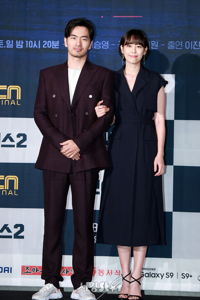 배우 이진욱과 이하나가 OCN ‘보이스2’ 제작발표회에 참석해 포토타임을 갖고 있다.