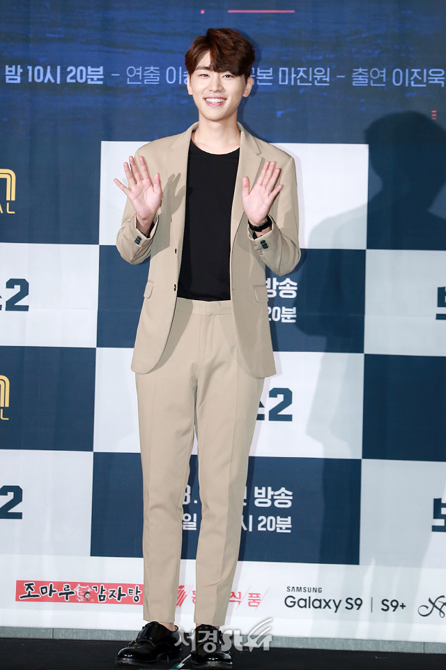 배우 김우석이 OCN ‘보이스2’ 제작발표회에 참석해 포토타임을 갖고 있다.