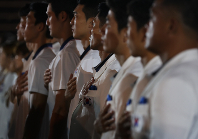 자카르타 팔렘방 아시안게임에 나서는 한국 선수단이 7일 결단식에서 국기에 대한 경례를 하고 있다. 어느 때보다 일본의 추격이 거셀 이번 대회에서 한국은 2016 리우데자네이루 올림픽의 감동을 잇고 2020 도쿄 올림픽에 대한 기대를 확신으로 바꾸겠다는 각오다. /연합뉴스