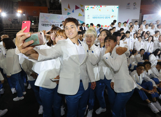 남북 단일팀으로 참가하는 카누 드래곤보트 선수들이 결단식 중 ‘셀카’를 찍고 있다.  /연합뉴스