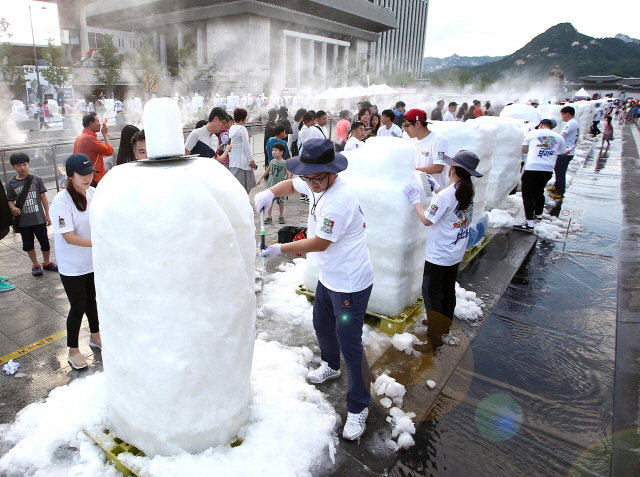 크라운해태제과가 지난해 진행한 ‘한여름밤의 눈조각전’./사진제공=크라운해태제과