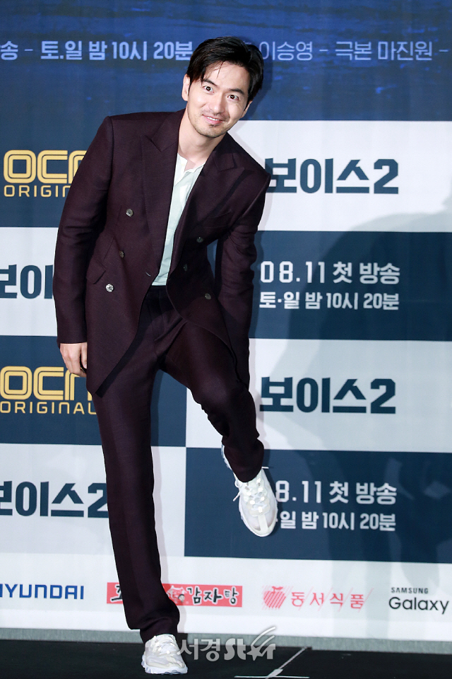 배우 이진욱이 OCN ‘보이스2’ 제작발표회에 참석해 포토타임을 갖고 있다.