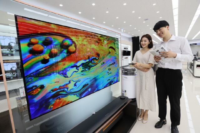 LG전자 모델들이 서울시 영등포구에 위치한 LG베스트샵 서울양평점에서 LG 올레드 TV를 소개하고 있다./사진제공=LG전자