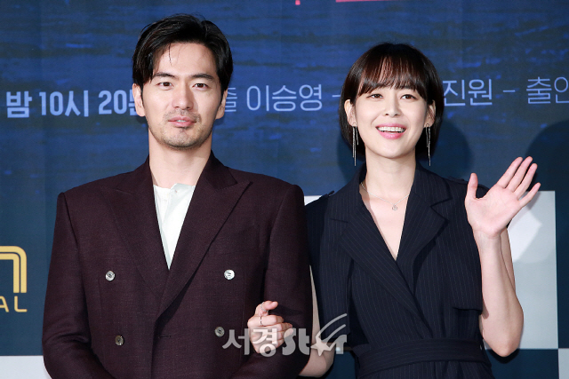 배우 이진욱과 이하나가 OCN ‘보이스2’ 제작발표회에 참석해 포토타임을 갖고 있다./사진=지수진 기자