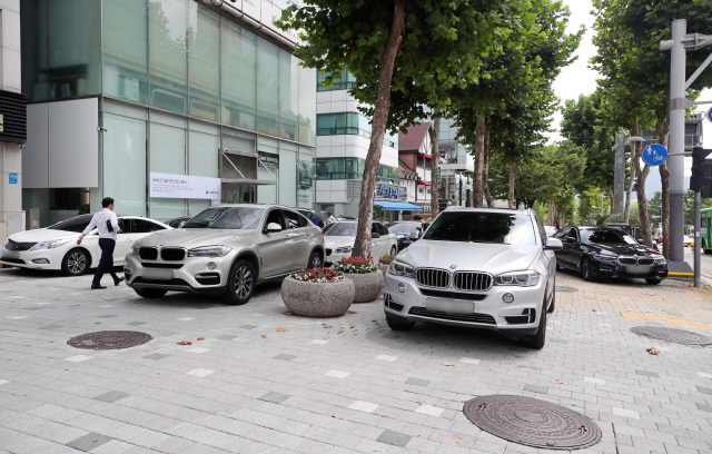 BMW520d 등 BMW차량 화재사고가 잇따르는 가운데 7일 서울 강남구 영동대로의 BMW코오롱모터스 매장 앞 인도에 차주들이 반납한 BMW 차량들이 대거 주차돼 있다.  /연합뉴스