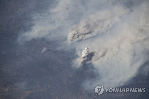 우주정거장에서 보이는 캘리포니아 산불 연기다./연합뉴스