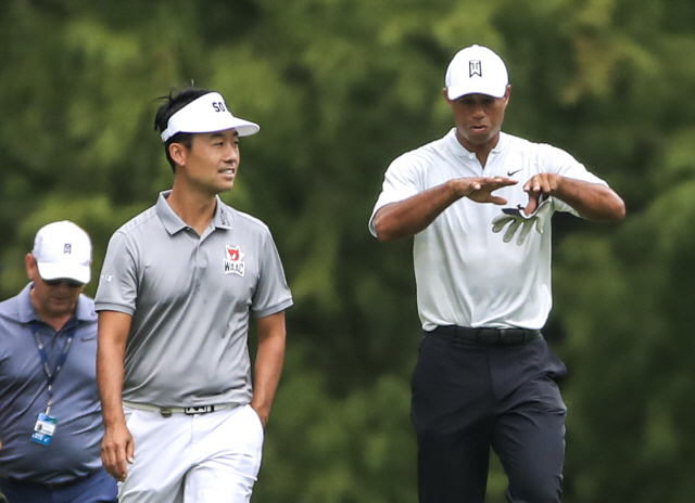 8일(한국시간) PGA 챔피언십 연습 라운드 중 재미동포 선수 케빈 나(왼쪽)와 얘기를 나누고 있는 타이거 우즈.   /세인트루이스=EPA연합뉴스