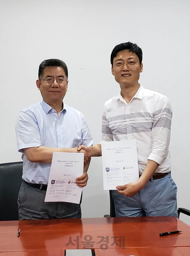 박양수(오른쪽) 솔투로 대표가 8일 중국 상해대학교가 설립한 이머징산업연구원의 시리의(施利毅) 교수와 ‘한중 간 산학연기술 협력 및 사업화’를 위한 업무협약을 맺고 있다. /사진제공=솔투로