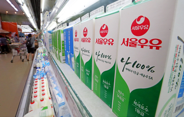 8일 서울우유협동조합은 우유 제품의 가격을 오는 16일부터 3.6%(흰 우유 1리터 기준) 인상한다고 밝혔다. 사진은 이날 오후 서울의 한 대형마트에서 서울우유를 고르는 소비자 모습./연합뉴스