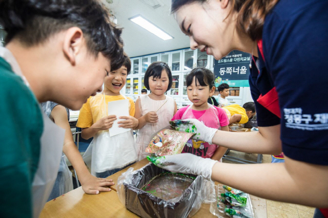 현대차정몽구재단이 마련한 대학(원)생 교육재능기부 프로그램 ‘온드림스쿨 다빈치교실’ 참가 대학생이 8일 초등학생들을 대상으로 미술수업을 진행하고 있다. 봉사자들은 10일까지 전국 농산어촌 초등학교를 찾아가 600명의 아이들에게 과학·정보기술(IT)·문화예술·인문사회 등 다양한 분야를 가르친다. /사진제공=현대차정몽구재단