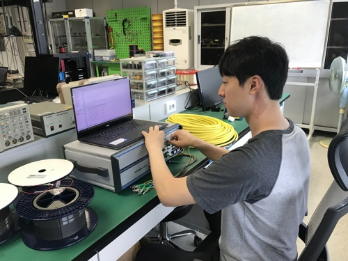 한국광기술원 연구원이 분포형 방사선 감지와 모니터링 시스템 기술을 검증하고 있다. /사진제공=한국광기술원