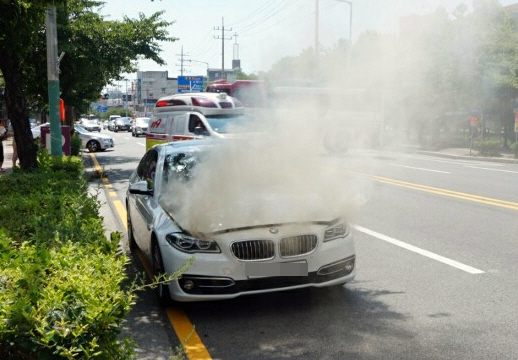 지난 4일 오후 2시 15분께 목포시 옥암동 한 대형마트 인근 도로에서 주행 중인 2014년식 BMW 520d 승용차 엔진룸에 불이 나 연기가 치솟고 있다. /연합뉴스