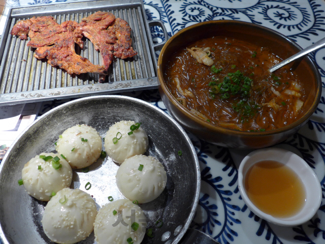 ‘팅웨이’의 양갈비와 고기 만두, 당면 요리.