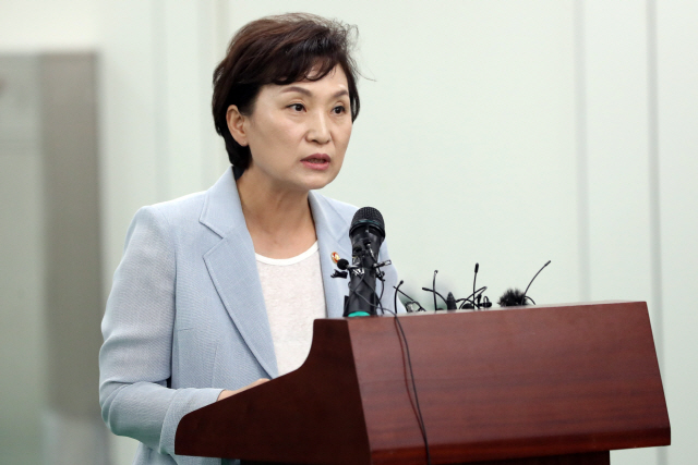 김현미 국토교통부 장관이 8일 오후 경기도 화성시 소재 한국교통안전공단 자동차안전연구원을 방문, 잇따른 BMW 화재사고와 관련해 리콜 제도 개선방안에 대해 설명하고 있다./연합뉴스