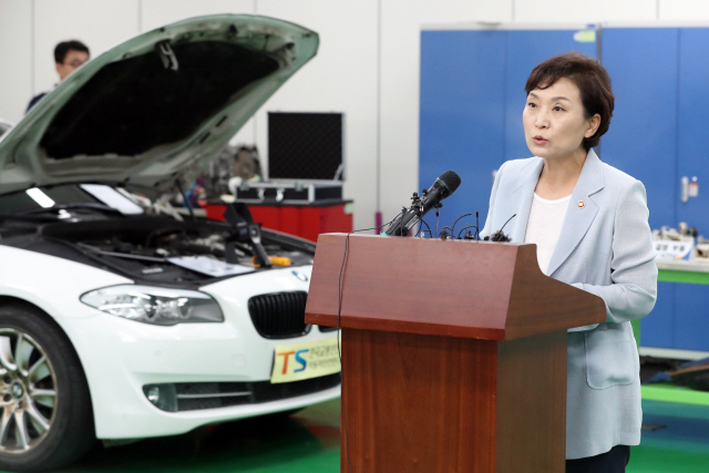 김현미 국토교통부 장관이 8일 오후 경기도 화성시 소재 한국교통안전공단 자동차안전연구원을 방문, 잇따른 BMW 화재사고와 관련해 리콜 제도 개선방안에 대해 설명하고 있다./출처=연합뉴스