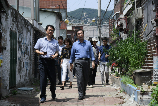 지난 달 23일 박원순 서울시장(오른쪽)이 강북구 삼양동 주택가 일대를 둘러보고 있다. /연합뉴스