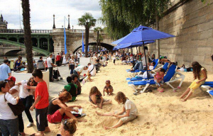프랑스 파리 센 강변에 설치된 인공해변 ‘파리 플라주’에서 어린이들이 모레놀이를 하고 있다. 오는 10~11일 서울광장에 설치되는 인공해변은 ‘파리 플라주’를 모델로 한다. /사진제공=서울시