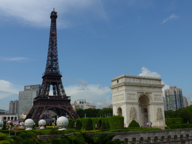 각국의 여행 명소를 본뜬 건축물을 한데 모아놓은 테마파크인 ‘스제즈촹’ 한복판에 있는 에펠탑과 개선문.